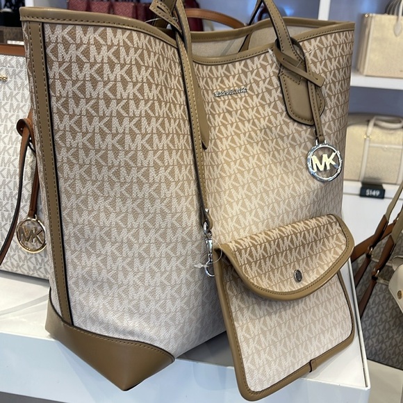 Michael Kors Eva Large Ombré Signature Logo Tote Bag
Husk 
NWT - Picture 15 of 16